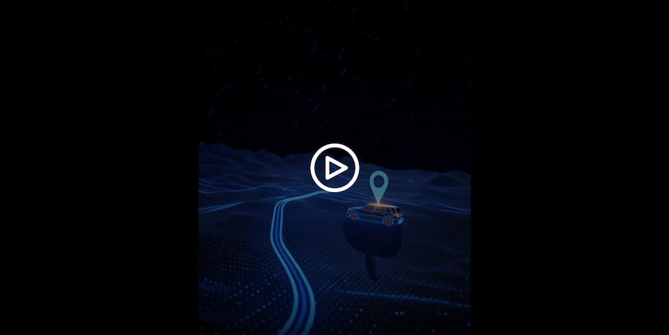 Marco de video predominantemente oscuro con elementos gráficos azules brillantes que representan una carretera, un icono de ubicación y un vehículo conectado a OnStar.