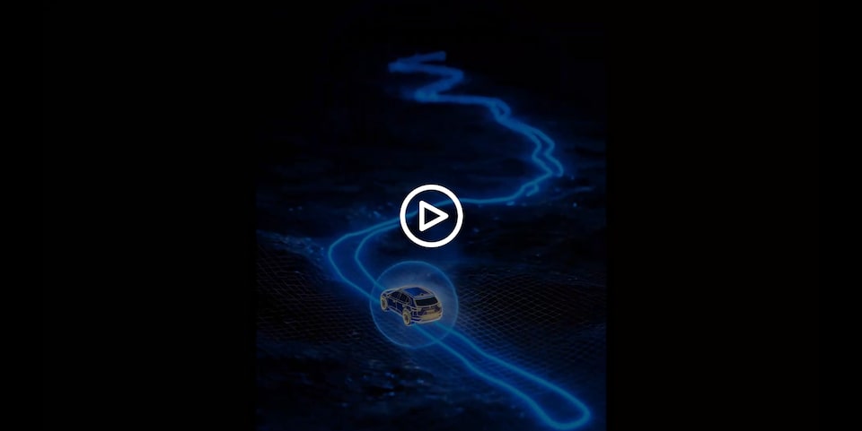 Marco de video predominantemente oscuro con elementos gráficos azules brillantes que representan una carretera y un vehículo conectado a OnStar.