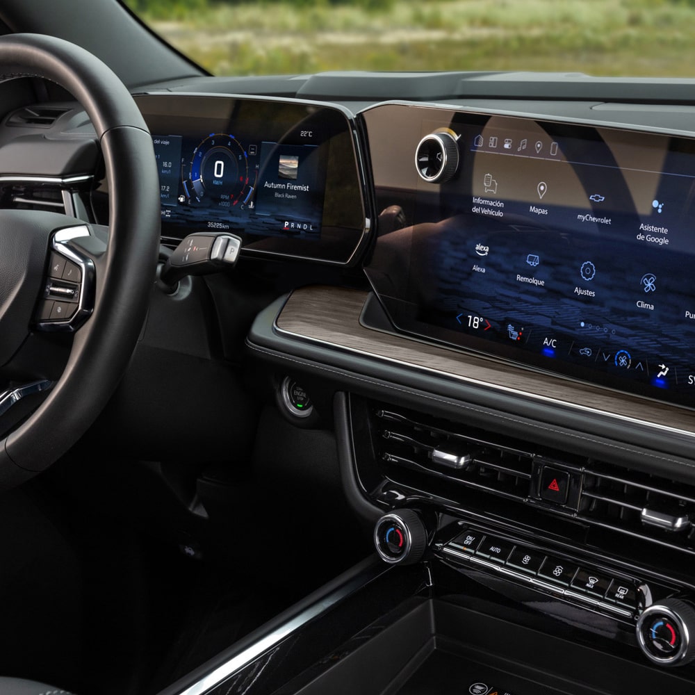 Interior de la Chevrolet Tahoe 2025 con doble pantalla digital, diseño moderno y controles avanzados