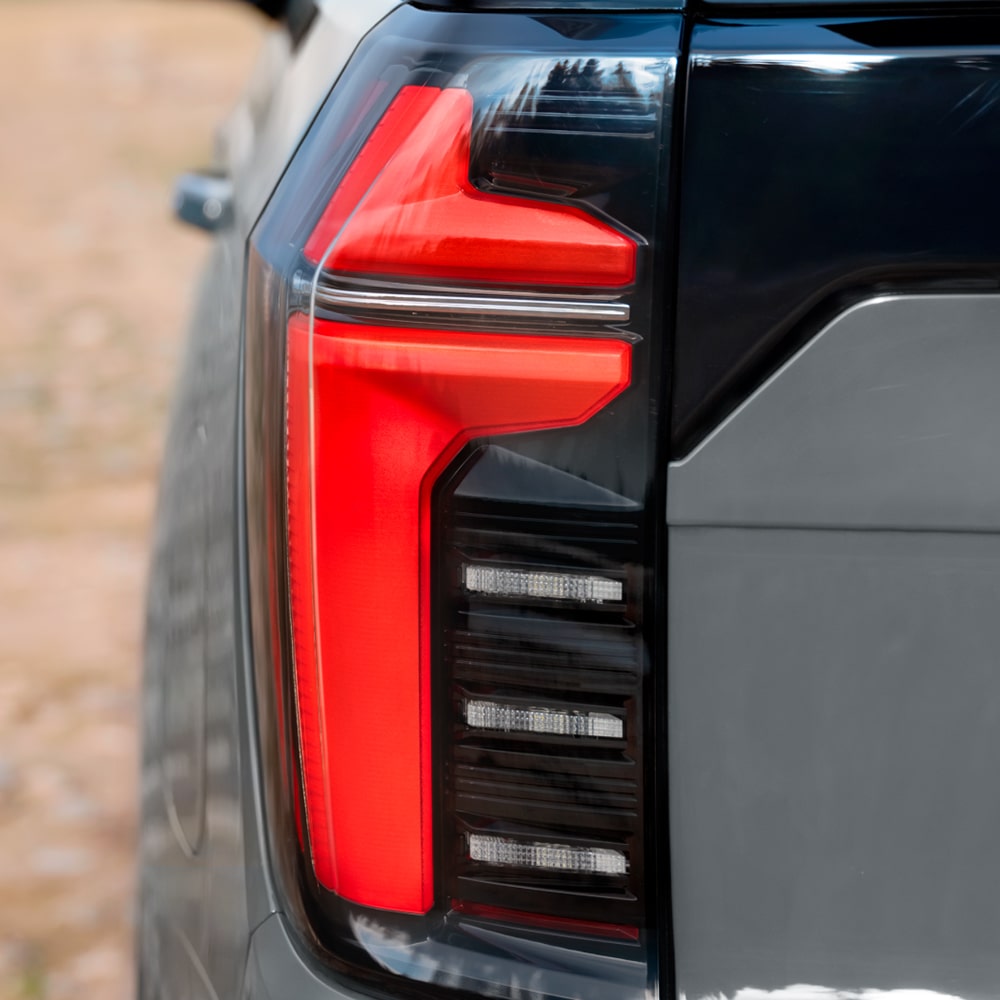 Detalle de la luz trasera LED de una Chevrolet Tahoe 2025 sobre terreno arenoso