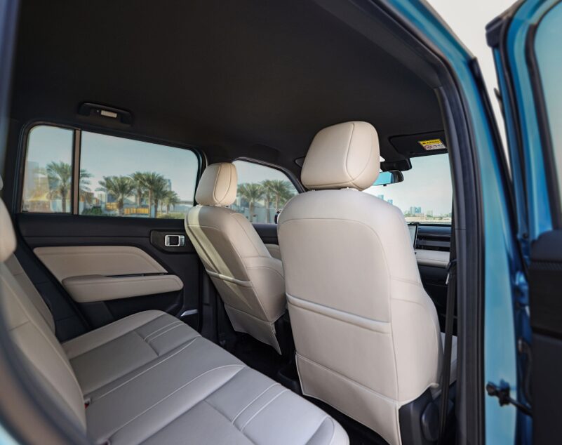 Interior trasero color Beish del Chevrolet Spark EUV destacando amplio espacio.