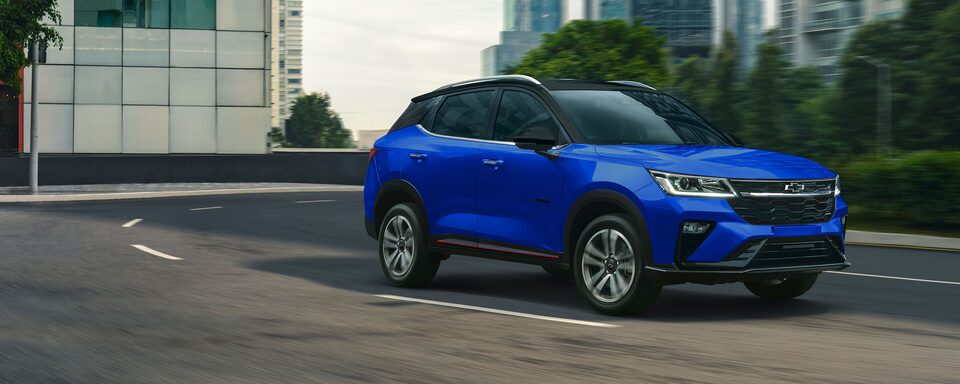 Chevrolet Groove azul andando en la calle