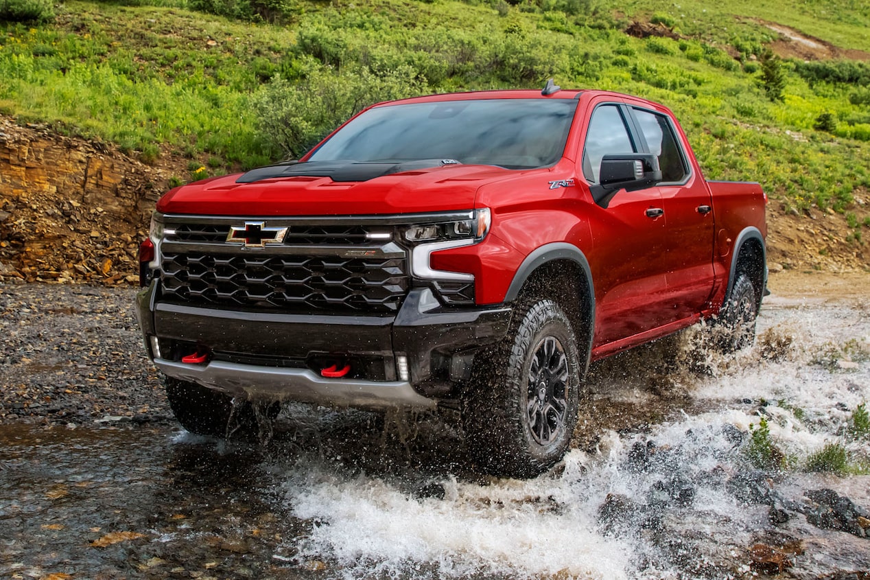 Chevrolet Silverado cruzando un rio.
