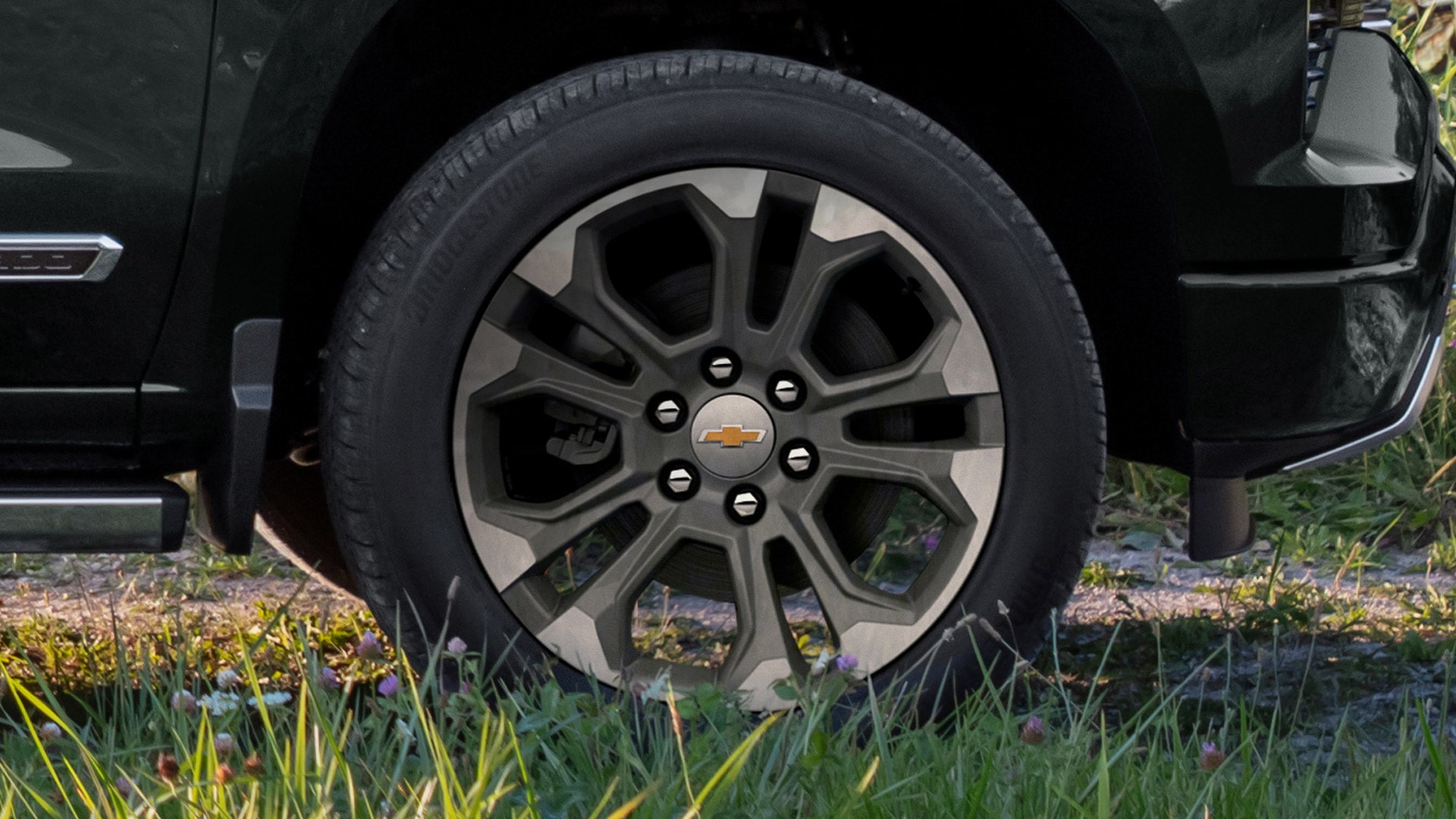Detalle de las llantas de la Chevrolet Silverado.
