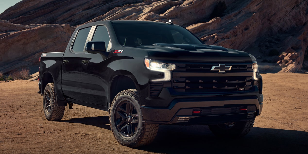 Chevrolet Silverado Z71 estacionada en el desierto con montañas de fondo.