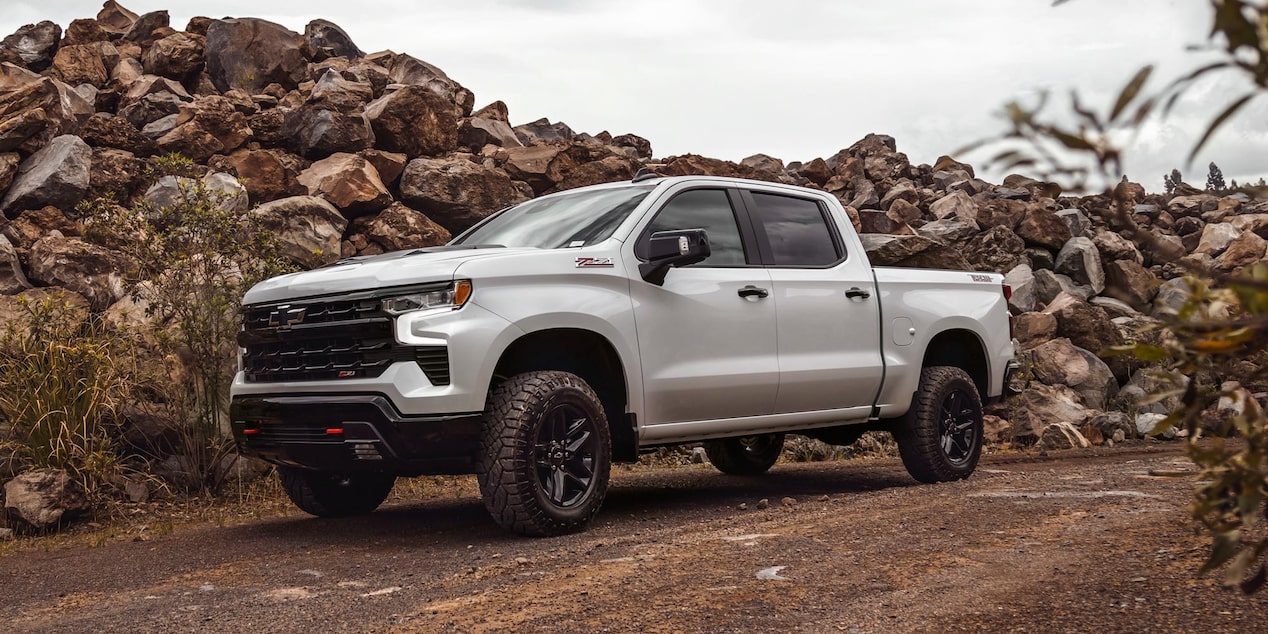 Chevrolet Silverado Z71 estacionada en un camino de tierra con rocas apiladas de fondo.