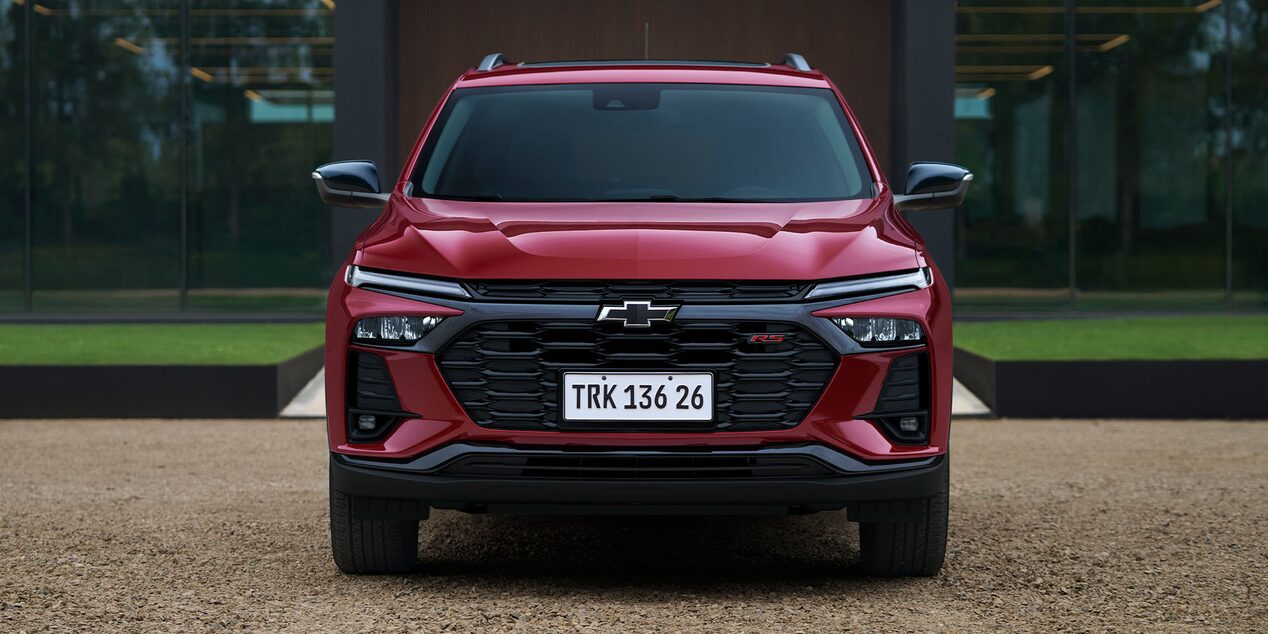 Vista frontal de la Chevrolet Tracker estacionado en zona urbana.