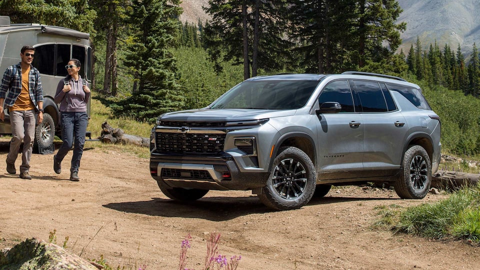 Chevrolet Traverse estacionada en un camino de tierra.