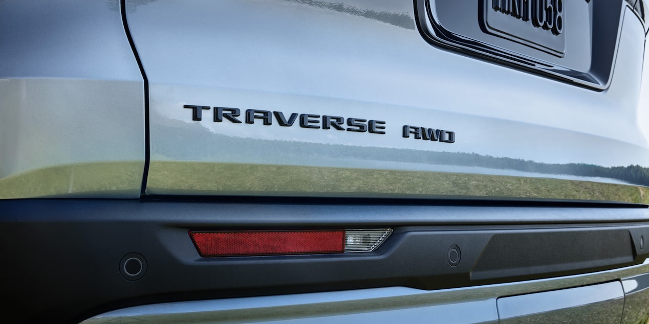 Vista trasera de Chevrolet Traverse Z71 destacando emblema.
