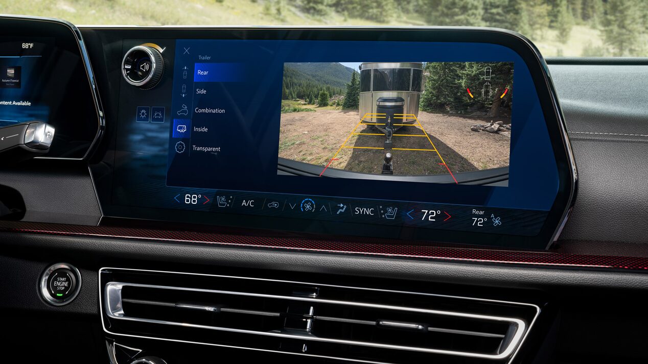 Cámara de retroceso en panel multimedia de la Chevrolet Traverse.