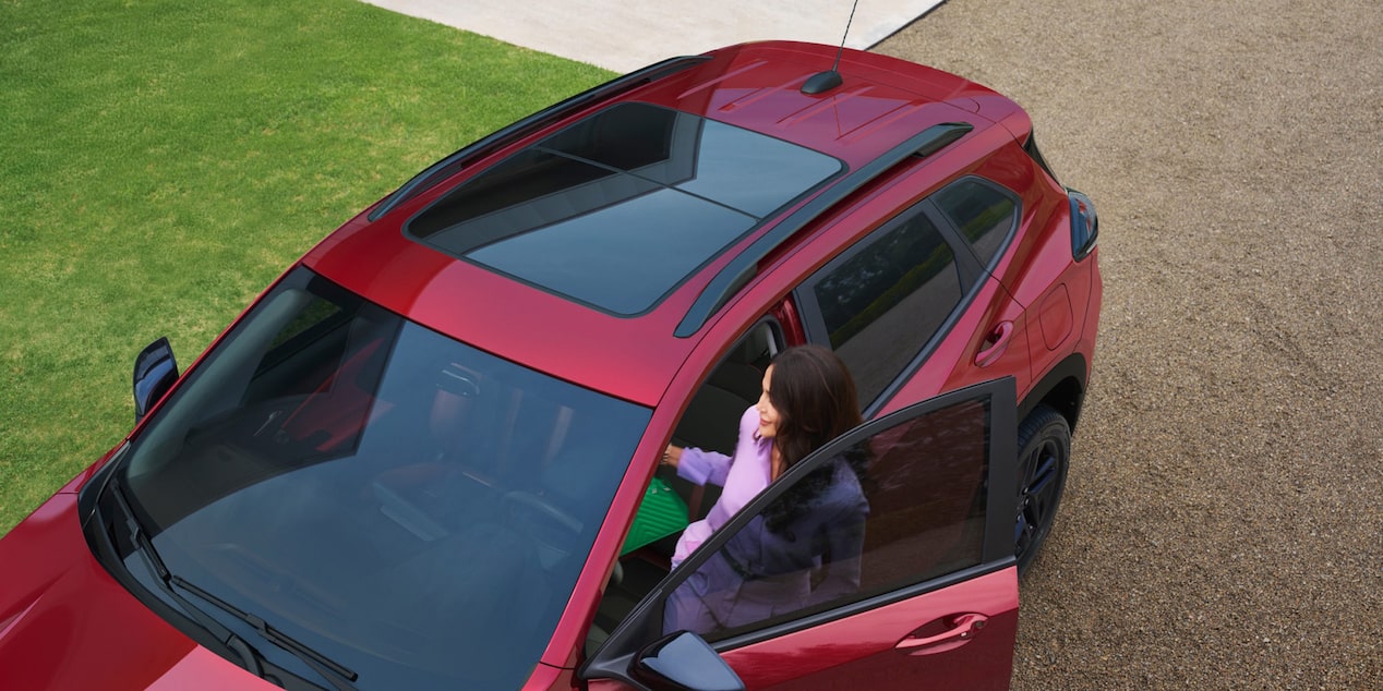 Vista superior del Chevrolet Tracker destacando el techo solar panorámico