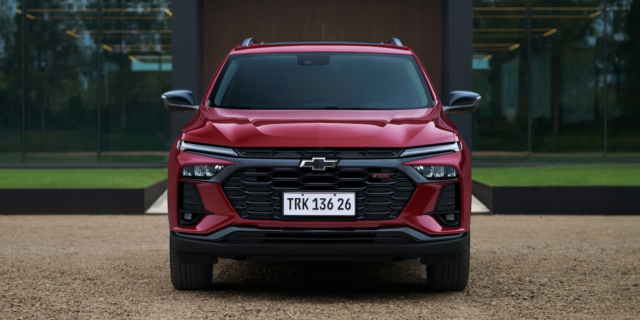 Vista frontal del Chevrolet Tracker estacionado en zona urbana