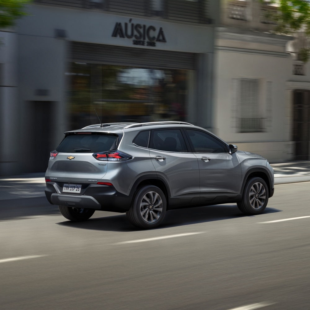 Chevrolet Tracker conduciendo en área urbana