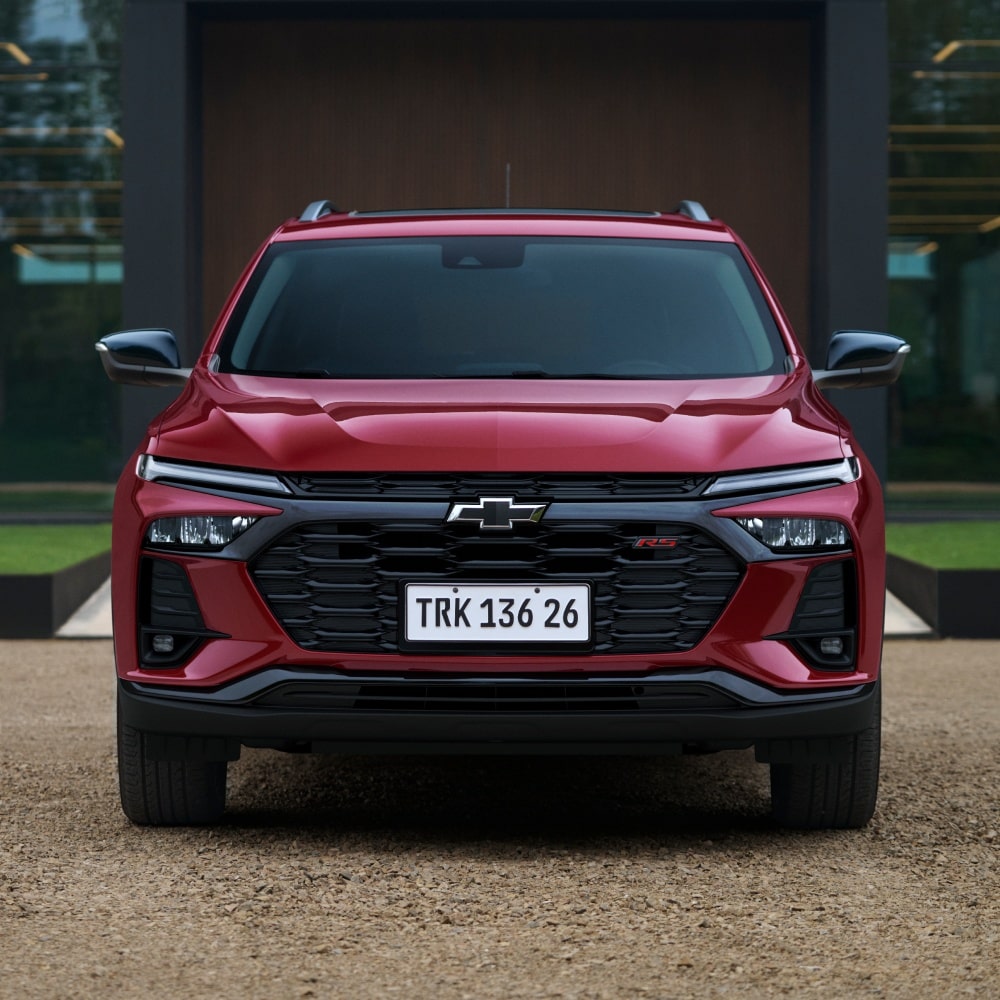 Vista frontal del Chevrolet Tracker estacionado en zona urbana