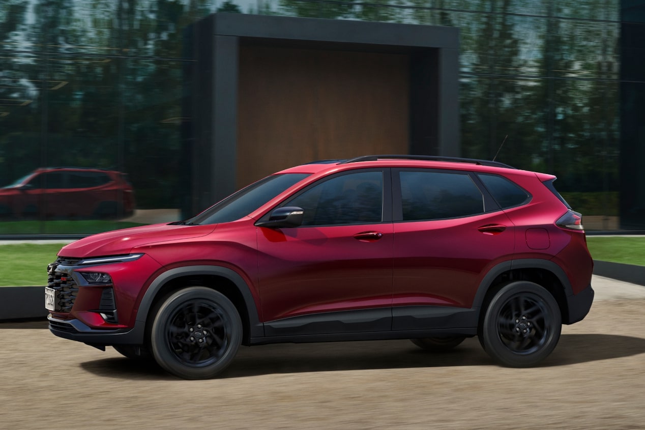 Vista lateral del Chevrolet Tracker LT AT Turbo estacionado en área urbana