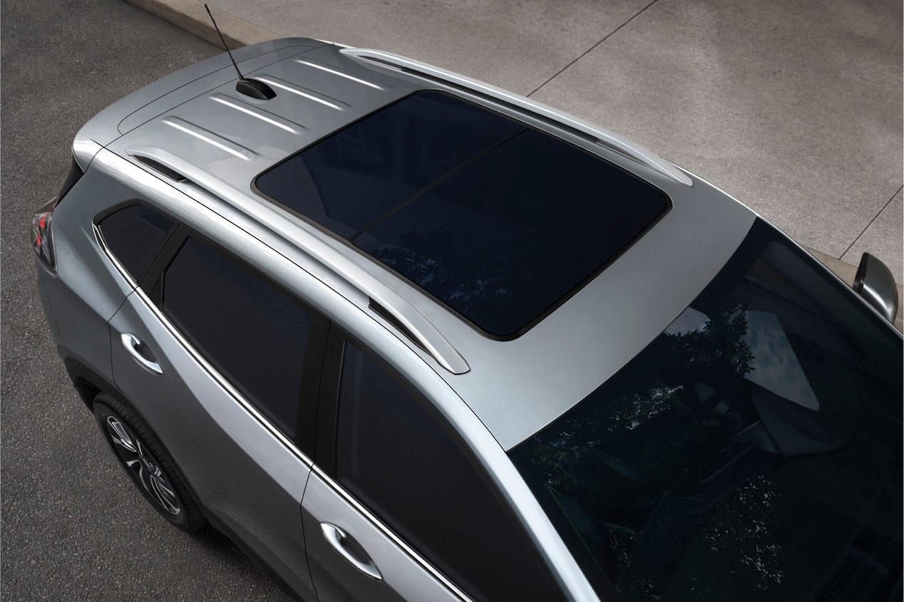 Vista superior del Chevrolet Tracker destacando el techo solar panorámico