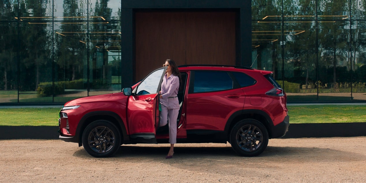 Vista lateral del Chevrolet Tracker con persona descendiendo del vehículo