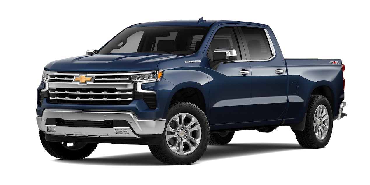 Pick up Chevrolet Silverado azul oscuro vista de frente lateral