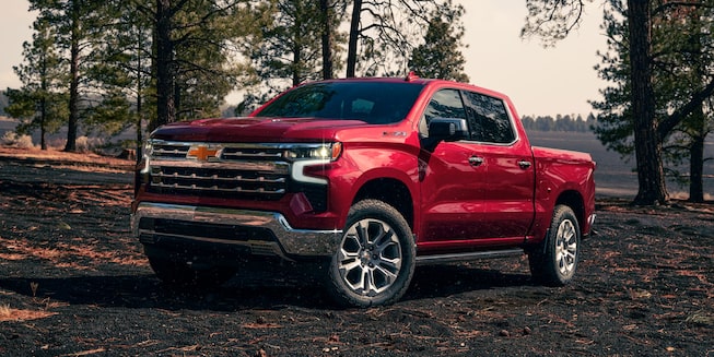 Pick up Chevrolet Silverado vista de frente lateral derecha