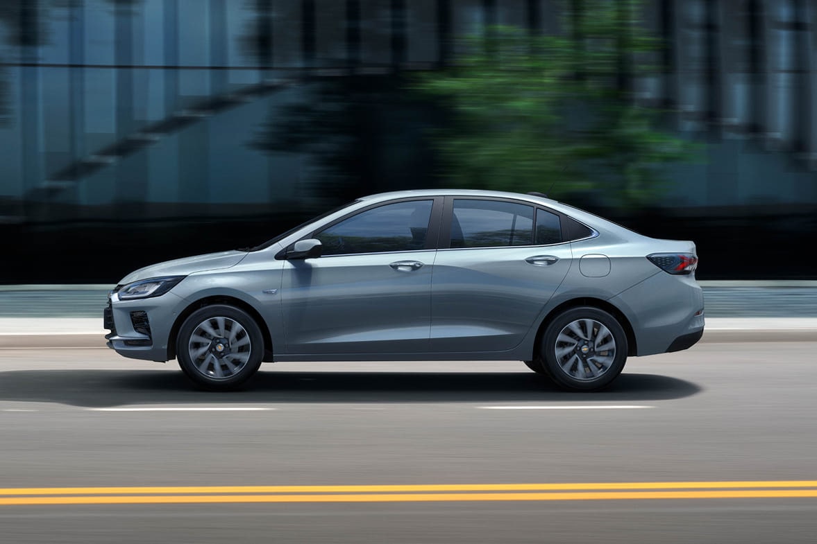 Vista lateral del Onix Plus en camino urbano