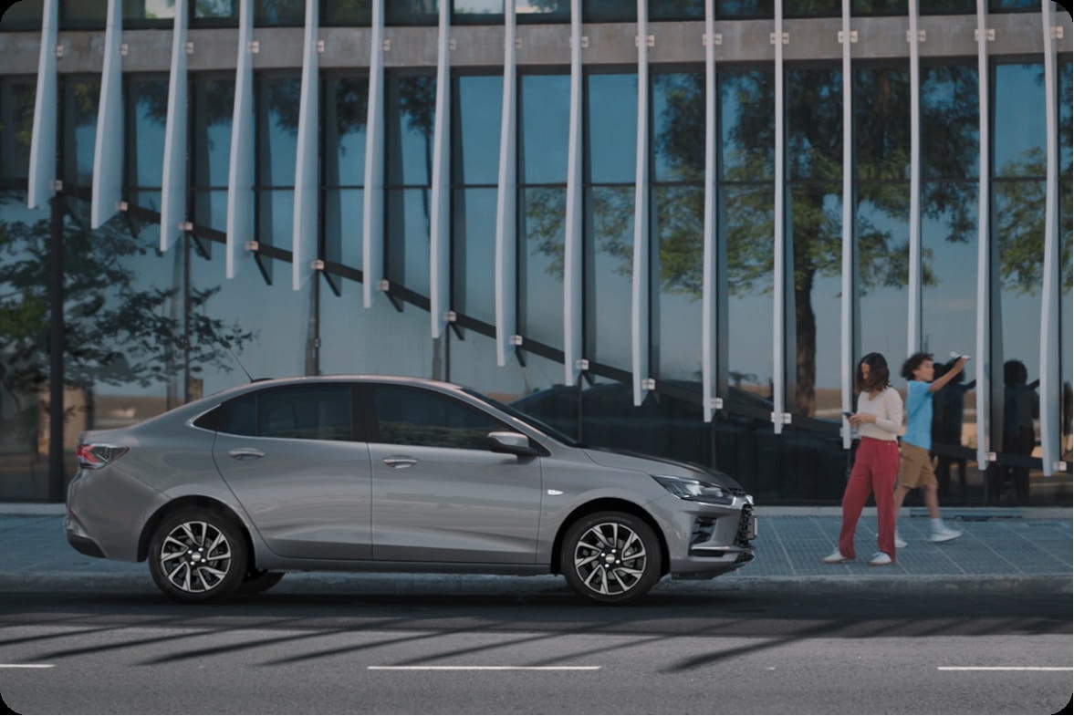 Chevrolet Onix Plus estacionado en ciudad, destacando el sistema Easy Park