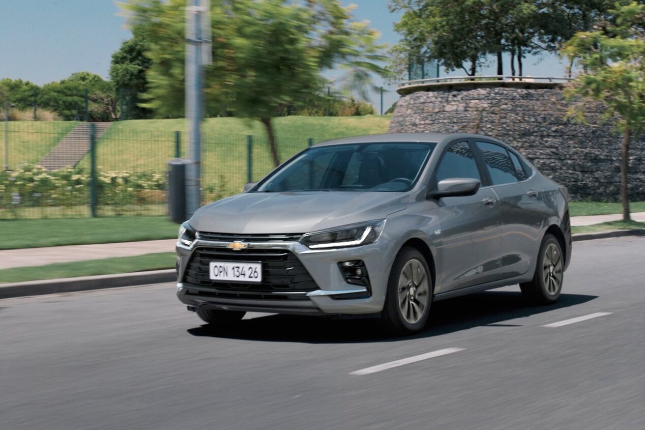 Vista frontal del Chevrolet Onix Plus en camino urbano