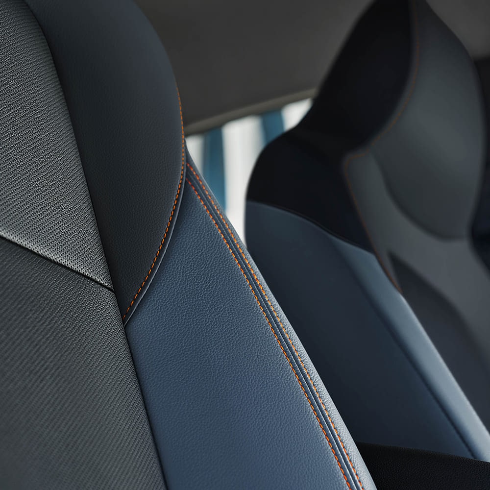 Vista frontal del Chevrolet Onix Plus en camino urbano