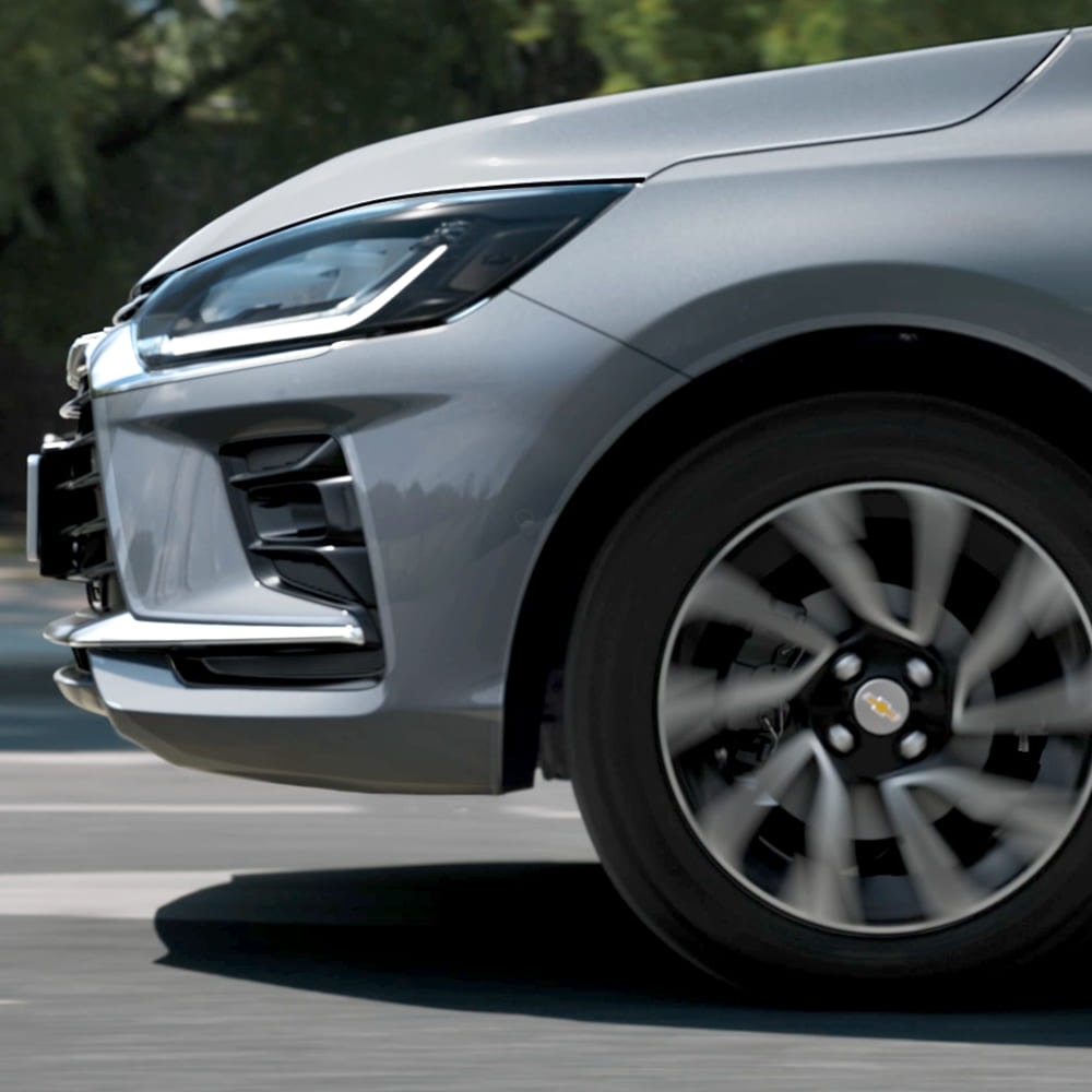 Vista lateral de las llantas del Chevrolet Onix Plus