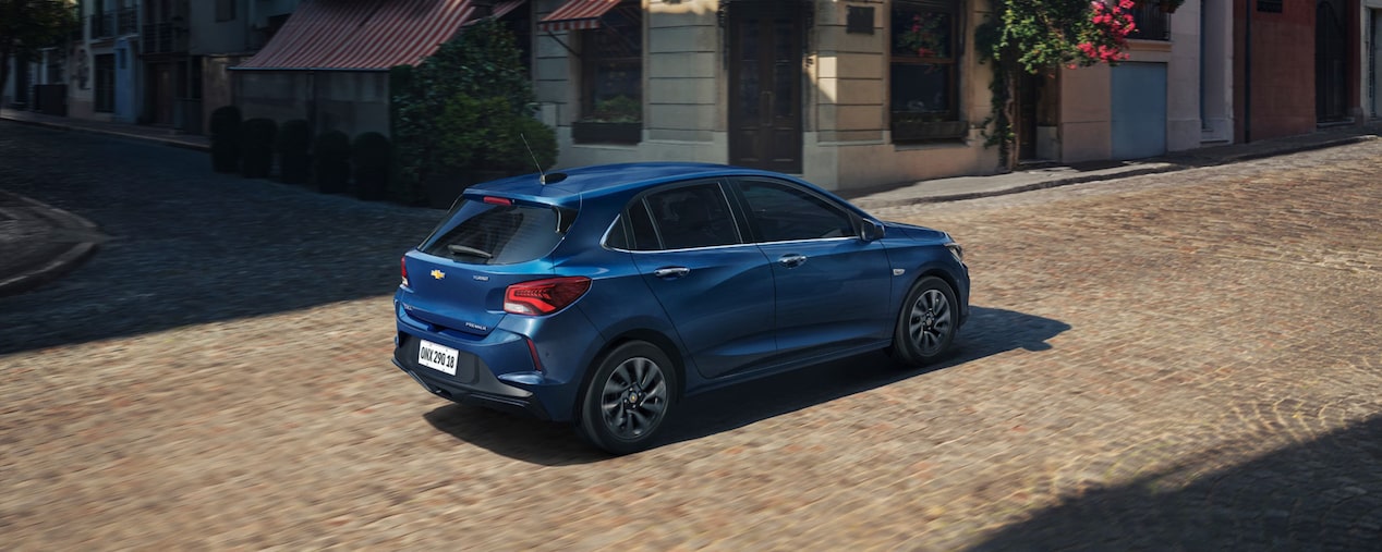 Chevrolet Onix 2026 color Azul Some Kinda Blue conduciendo en camino urbano