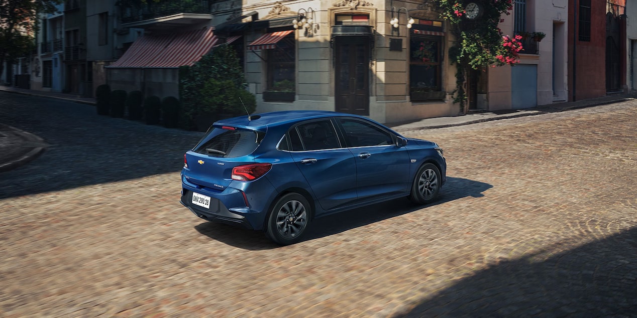 Chevrolet Onix 2026 color Azul Some Kinda Blue conduciendo en camino urbano