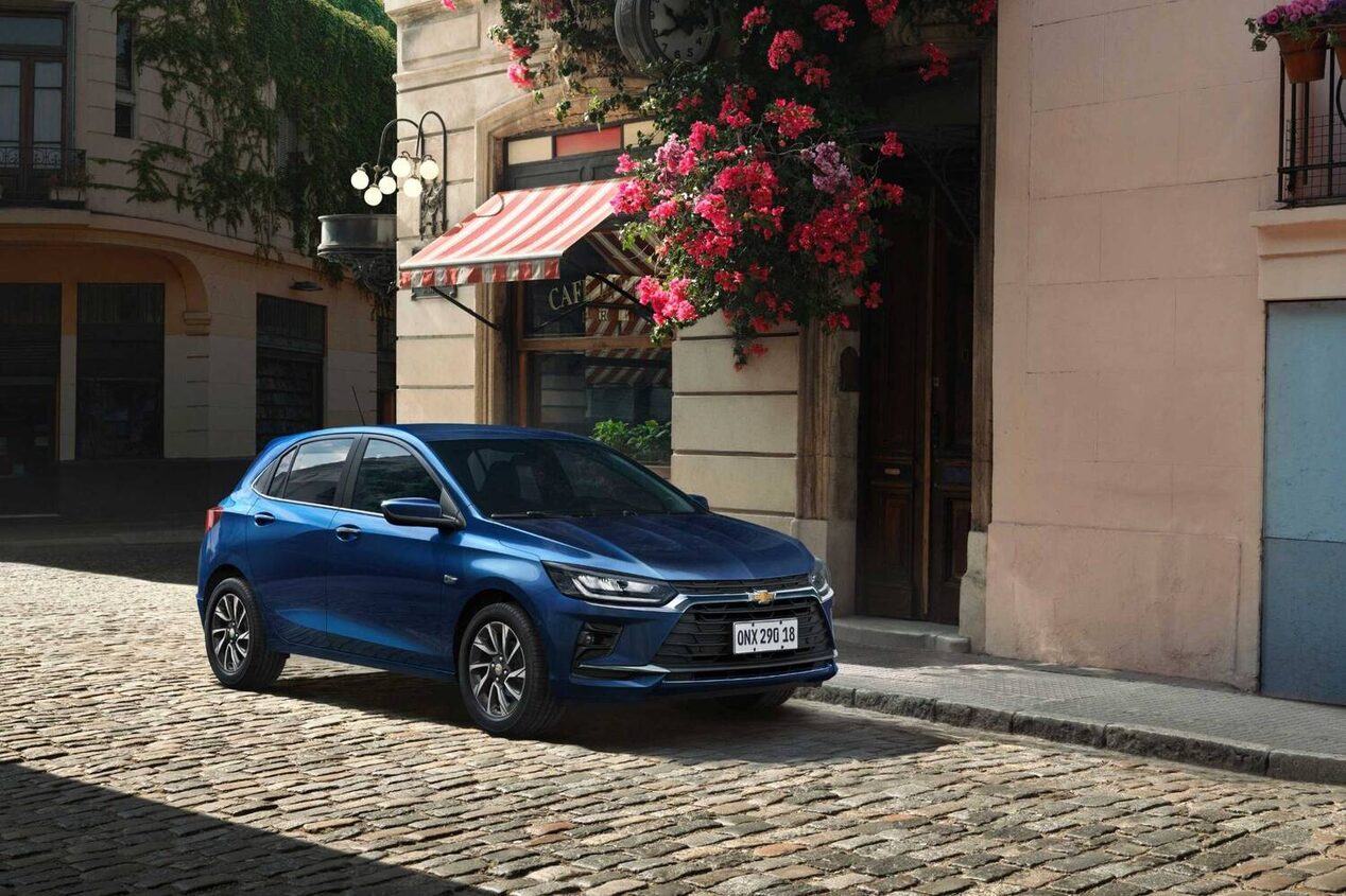 Vista lateral frontal del Chevrolet Onix 2026 color Azul Some Kinda Blue estacionado en zona urbana