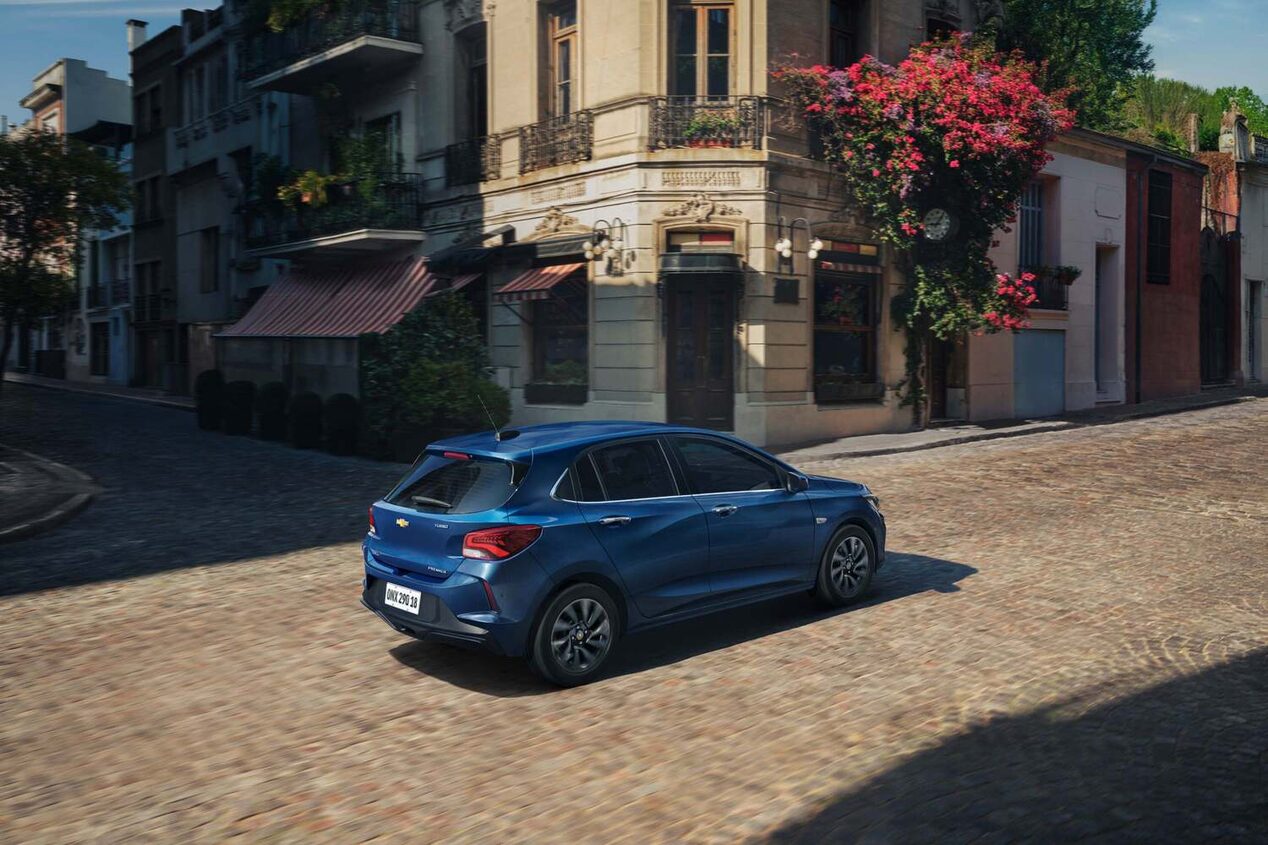 Chevrolet Onix 2026 color Azul Some Kinda Blue conduciendo en camino urbano