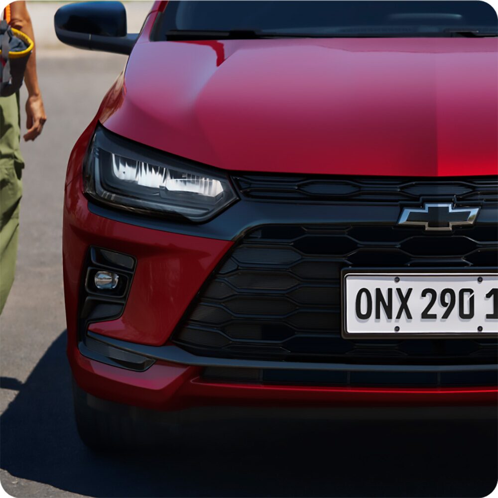 Visual frontal del Chevrolet Onix 2026 color Rojo Jinx destacando el aspecto deportivo