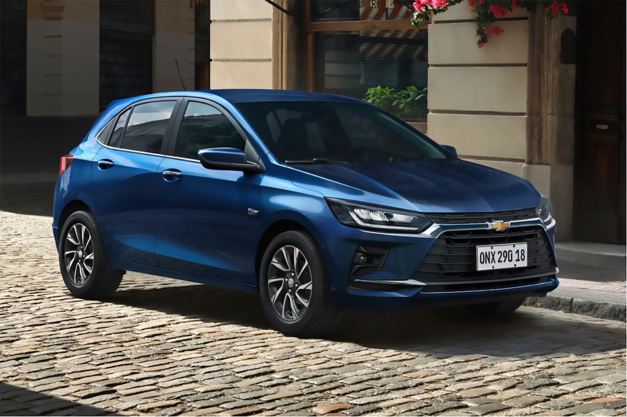Vista lateral frontal del Chevrolet Onix 2026 color Azul Some Kinda Blue estacionado en zona urbana