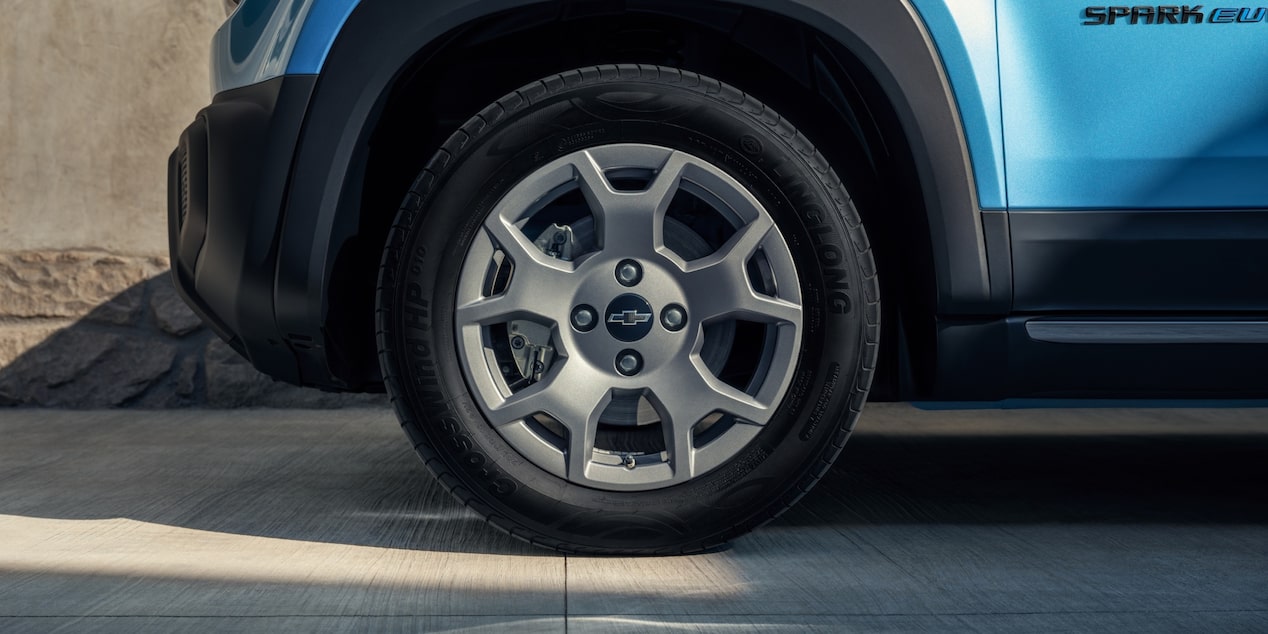Llantas de diseño y seguridad en el Chevrolet Spark EUV, prepárate para recorrer nuevos caminos