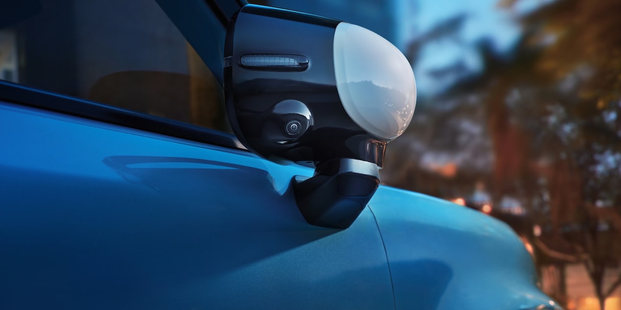 Espejo tecnológico del Chevrolet Spark EUV, seguridad avanzada y diseño para tus recorridos urbanos