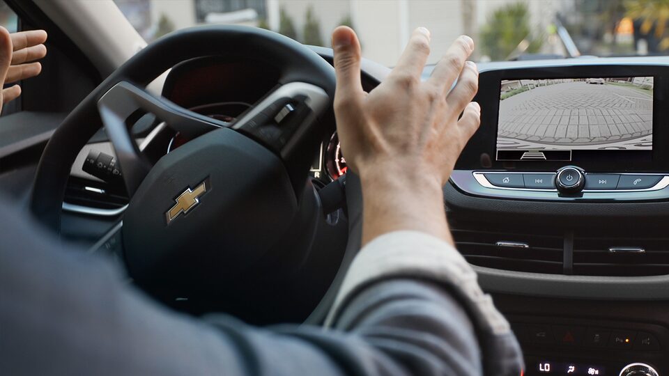 Chevrolet Onix Plus - Tu auto familiar cuenta con asistente automático de estacionamiento
