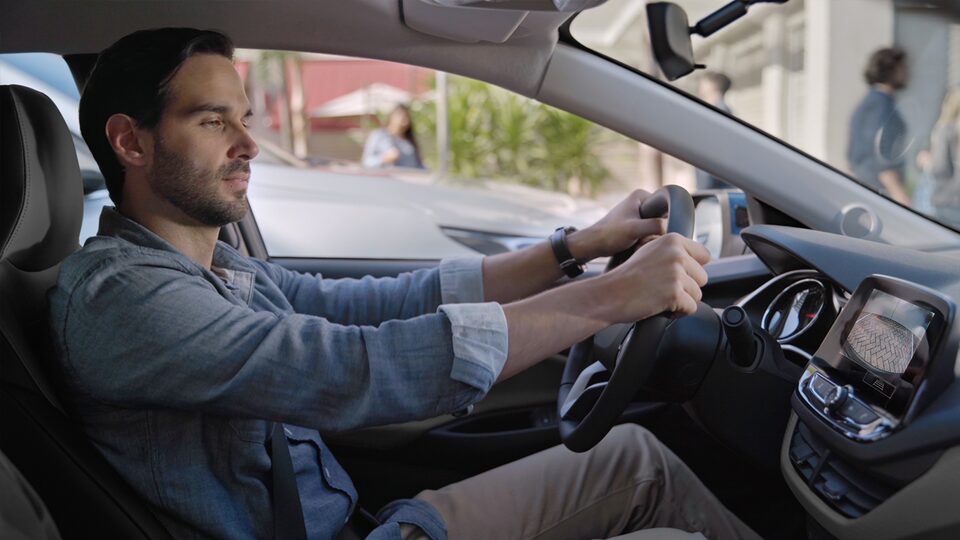 Chevrolet Onix Plus - Tu auto familiar cuenta con asistente de estacionamiento con cámara de reversa