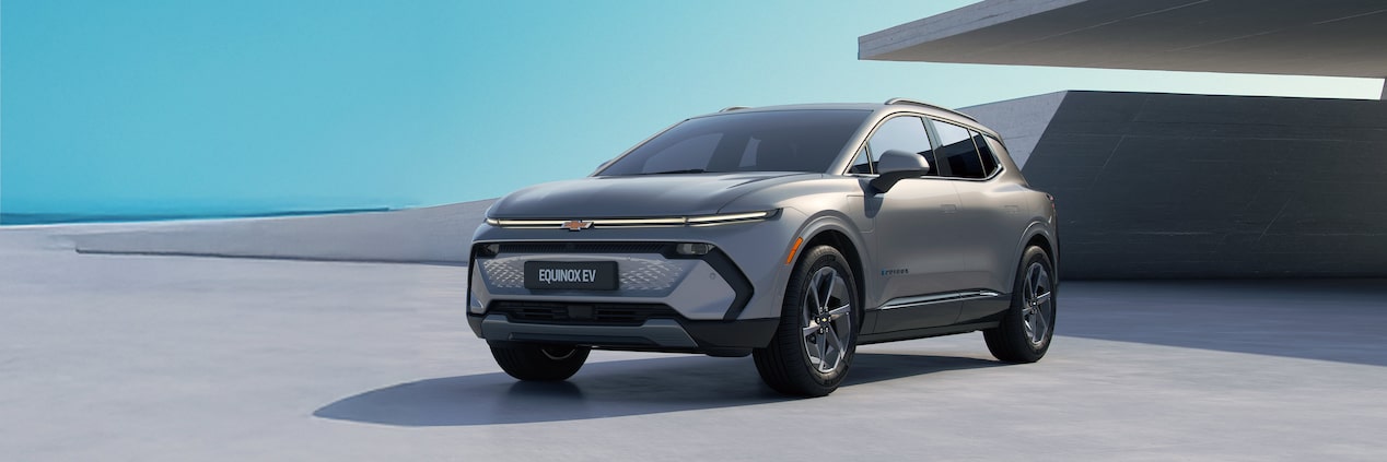 Chevrolet Equinox EV 2025 en color gris frente a arquitectura minimalista y moderna