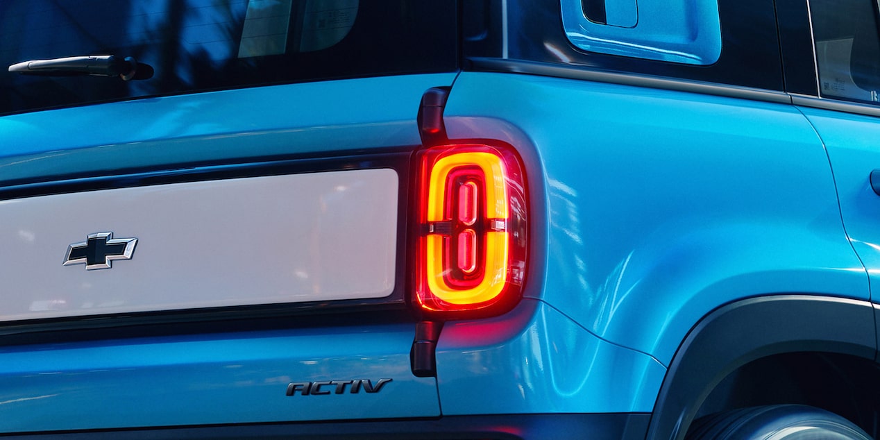 Luces LED traseras del Chevrolet Spark EUV 2025 en color azul, con diseño futurista y distintivo para conducción urbana