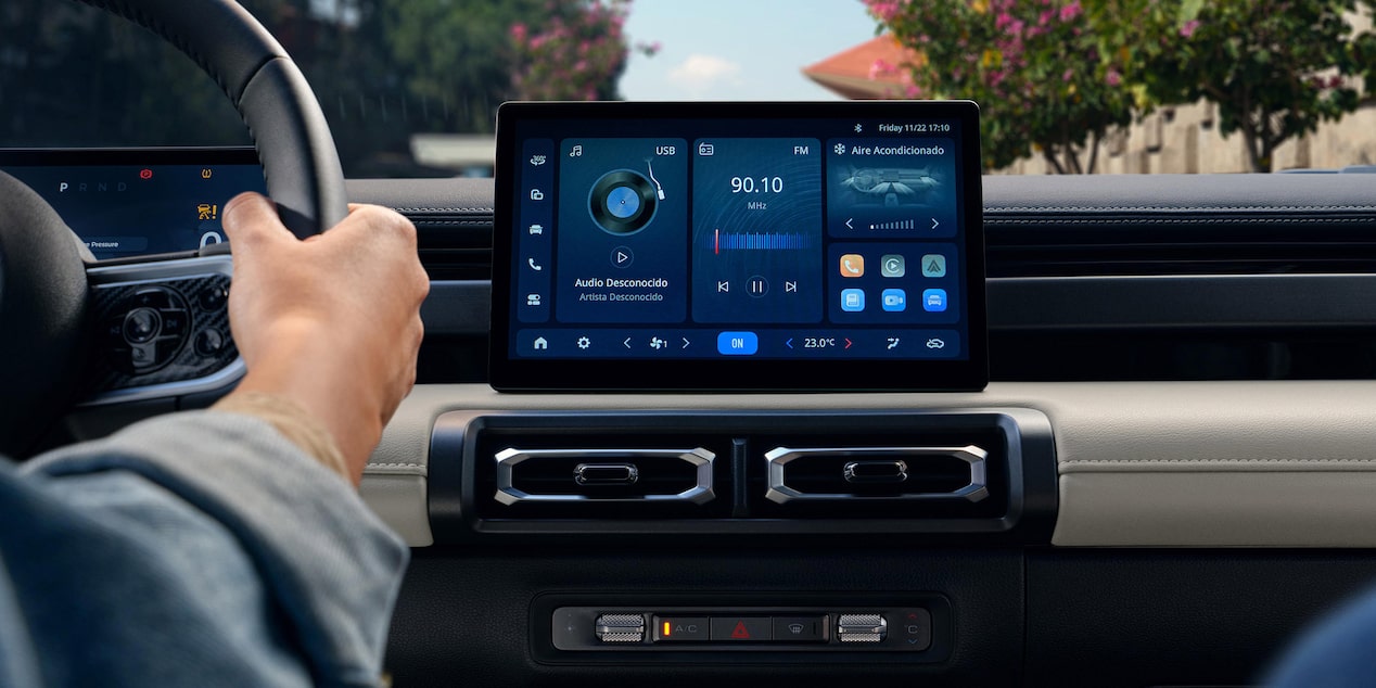 Interior del Chevrolet Spark EUV 2025 mostrando la pantalla táctil con sistema multimedia encendido