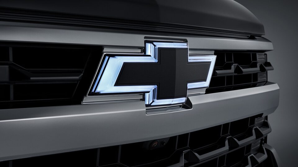 Embellece tu  Silverado con el emblema de Chevrolet iluminado