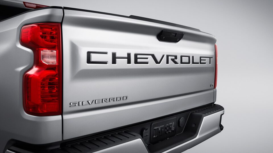 El adhesivo para el portón trasero resalta el aspecto robusto de tu camioneta Chevrolet Silverado