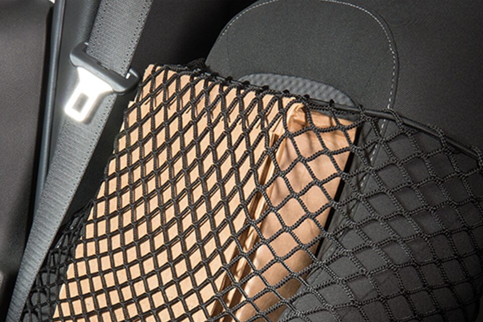 Sujeta objetos cotidianos en tu Chevrolet S10 Z71 con la red para asiento pequeña