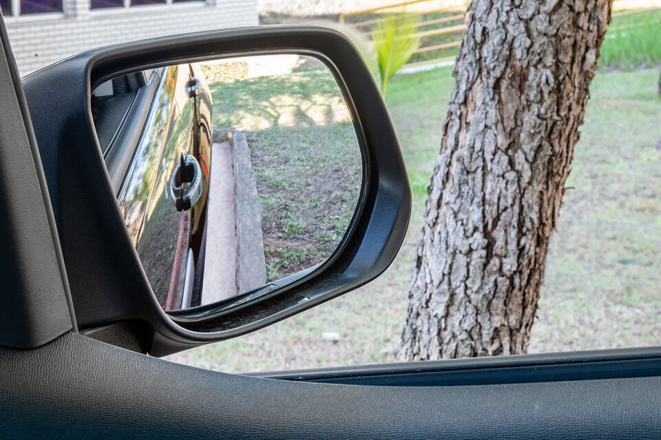 Tilt Down cambia la posición del espejo retrovisor exterior derecho cuando tu Chevrolet S10 Z71 está en marcha atrás