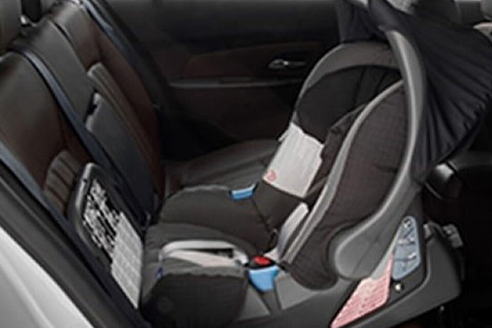 Tu bebé viaja tranquilo en la Chevrolet S10 Z71 con su asiento infantil Britax Baby Confort