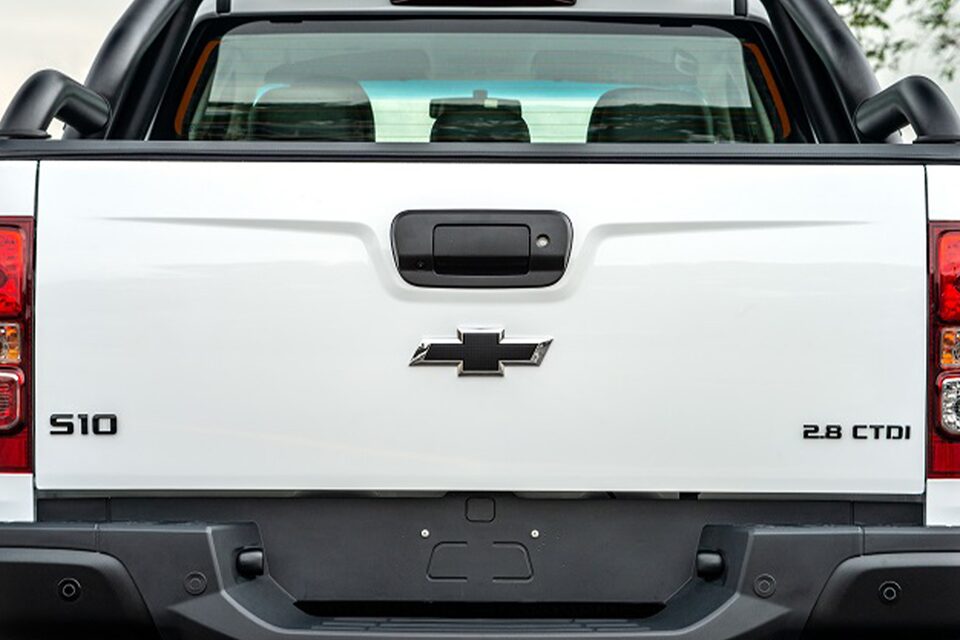 Dale un aspecto impactante a tu Chevrolet S10 Z71 con el emblema negro trasero