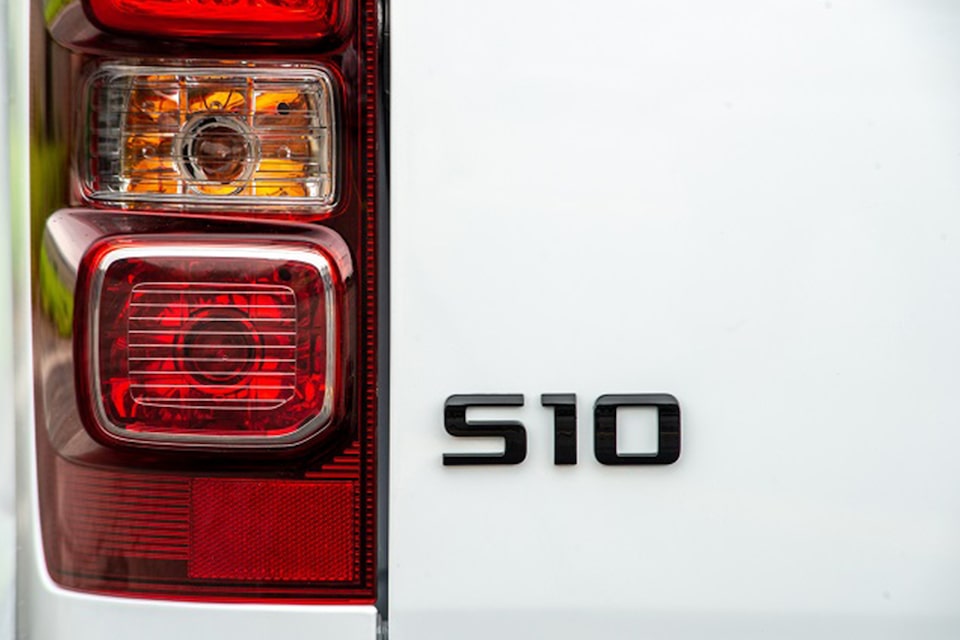 Dale un aspecto impactante a tu Chevrolet S10 Z71 con la insignia negra trasera