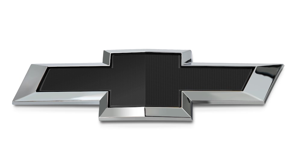 Dale aspecto personalizado a tu pick up Chevrolet Montana con el emblema delantero negro