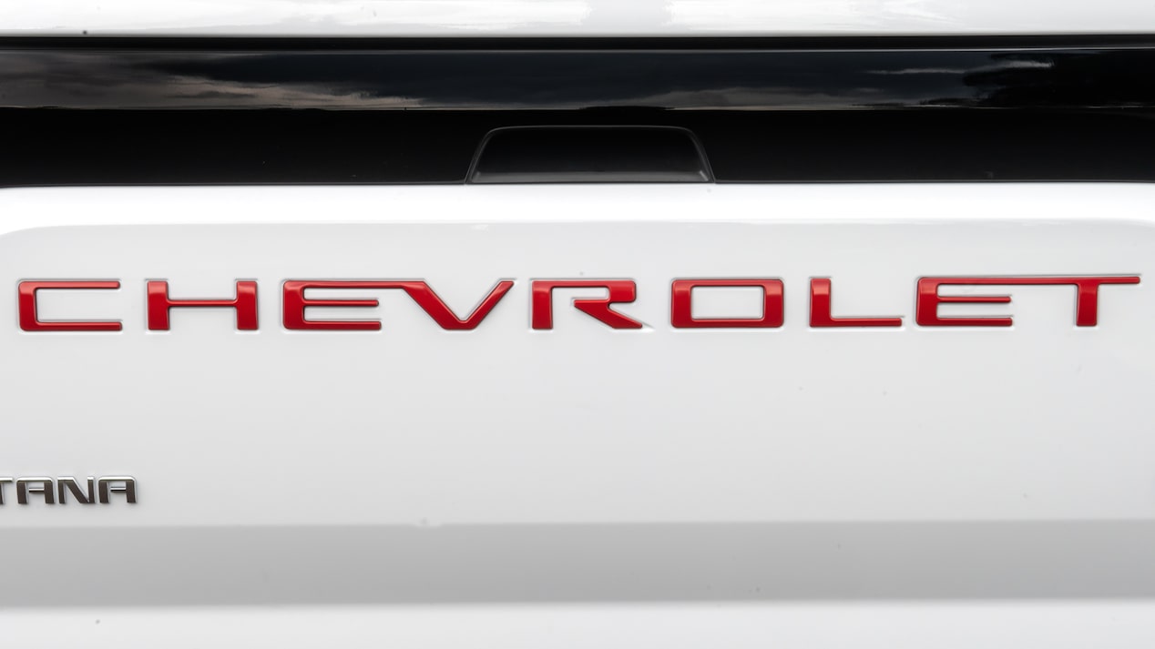Dale aspecto deportivo y exclusivo a tu pick up Chevrolet Montana con el emblema trasero en relieve